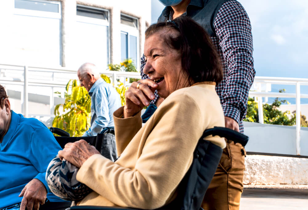 Mujer mayor riéndose